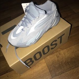 Yeezy boost 700 hospital blue